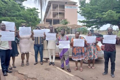 enseignant en colère au cameroun