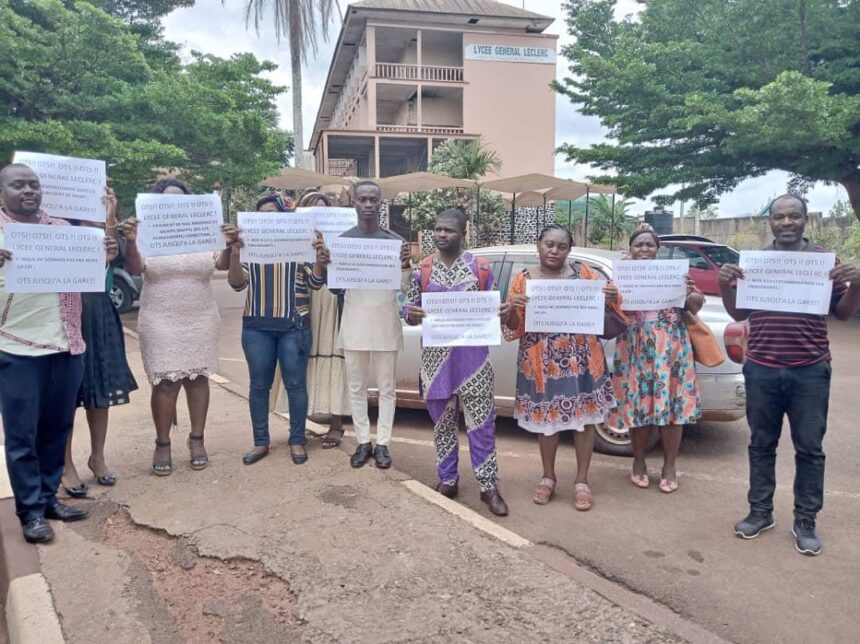 enseignant en colère au cameroun